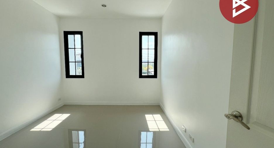 À vendre 3 chambres maison de ville à Phan Thong, Chonburi
