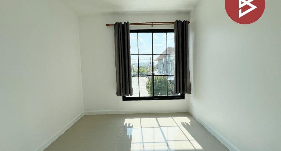 À vendre 3 chambres maison de ville à Phan Thong, Chonburi
