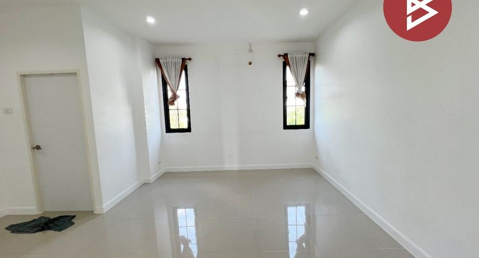 À vendre 3 chambres maison de ville à Phan Thong, Chonburi