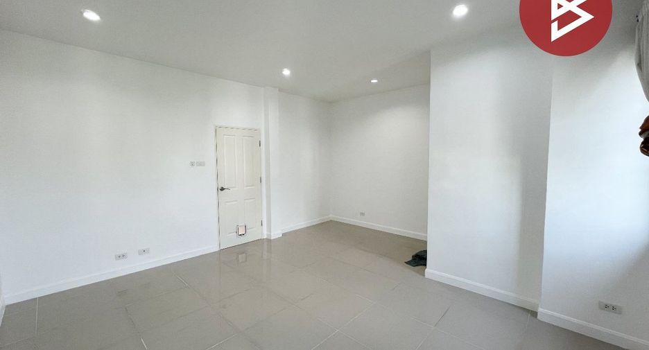 À vendre 3 chambres maison de ville à Phan Thong, Chonburi