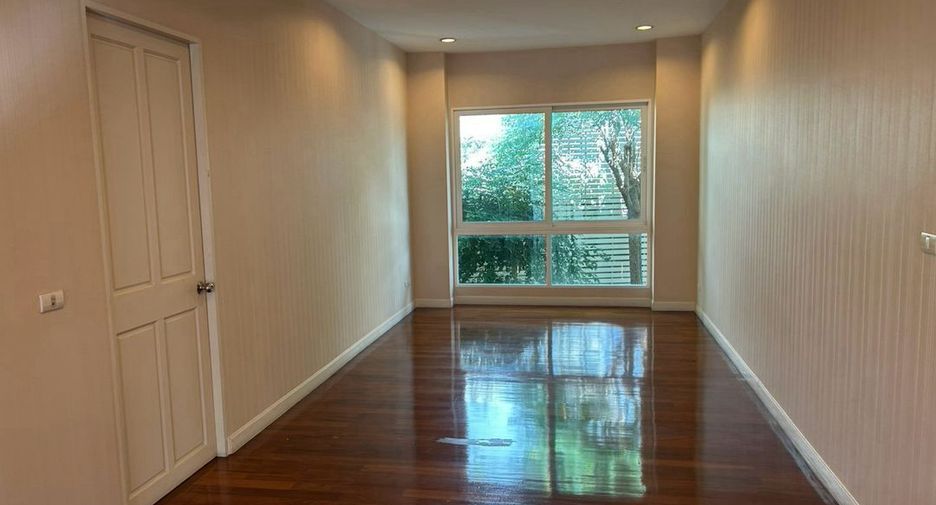 For sale 3 bedrooms house in Thawi Watthana, Bangkok