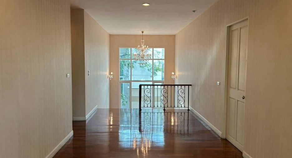 For sale 3 bedrooms house in Thawi Watthana, Bangkok