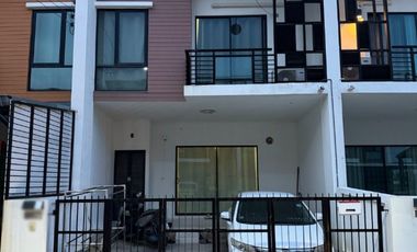 À vendre 3 chambres maison de ville à Prawet, Bangkok