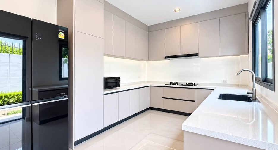 For rent 4 bedrooms villa in Bang Lamung, Chonburi