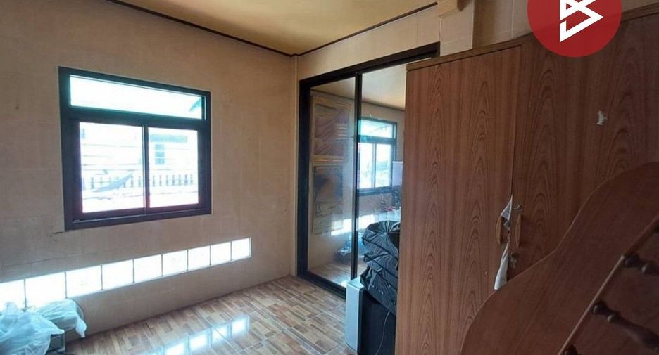 Продажа 5 спальни таунхаус в Ban Bueng, Чонбури