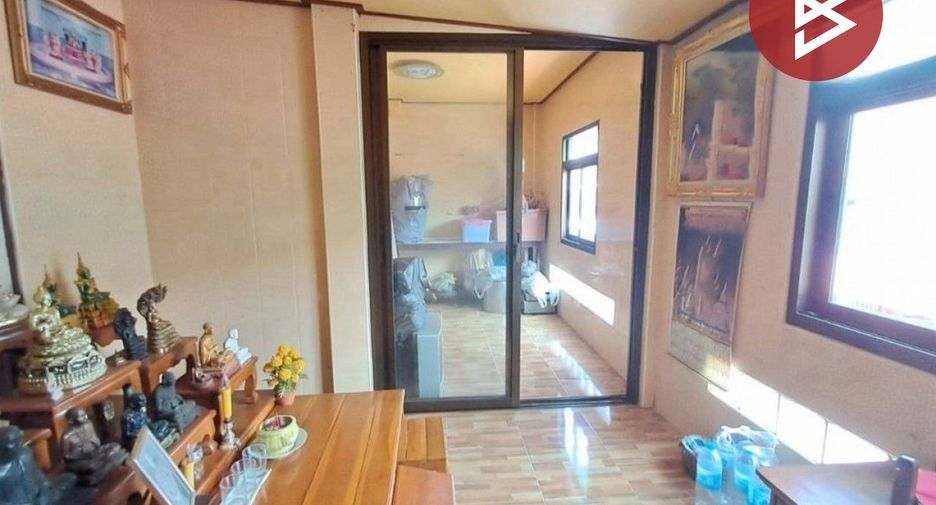 Продажа 5 спальни таунхаус в Ban Bueng, Чонбури