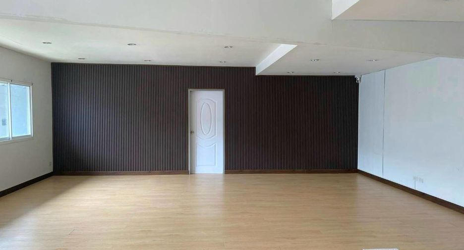 Gewerbefläche zur Miete mit 5 Zimmer in Huai Khwang, Bangkok