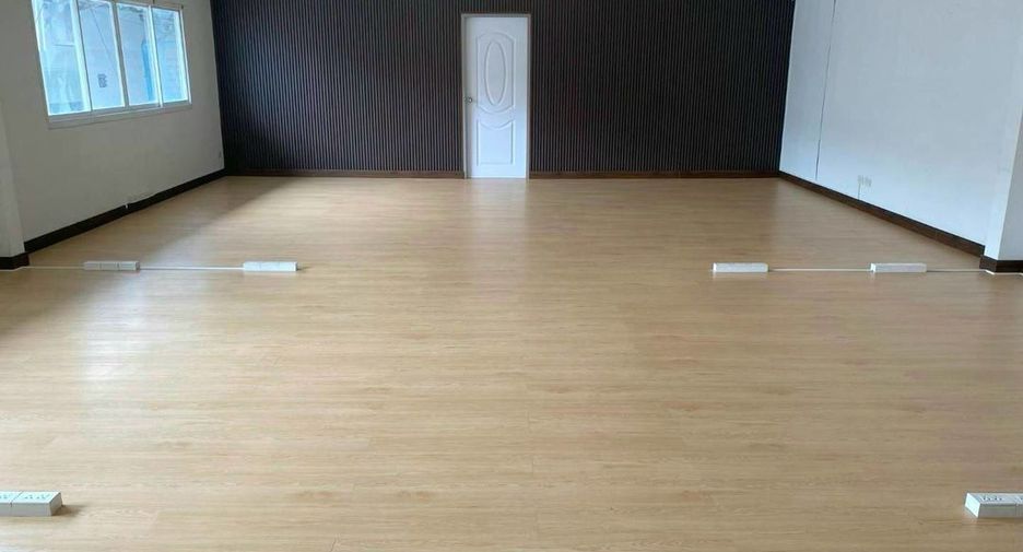 Gewerbefläche zur Miete mit 5 Zimmer in Huai Khwang, Bangkok