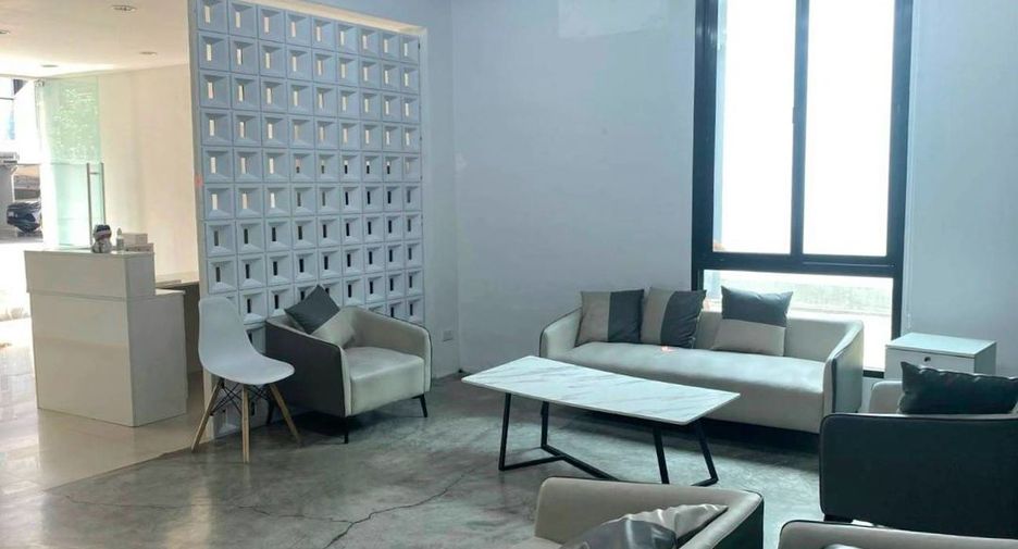 Gewerbefläche zur Miete mit 5 Zimmer in Huai Khwang, Bangkok