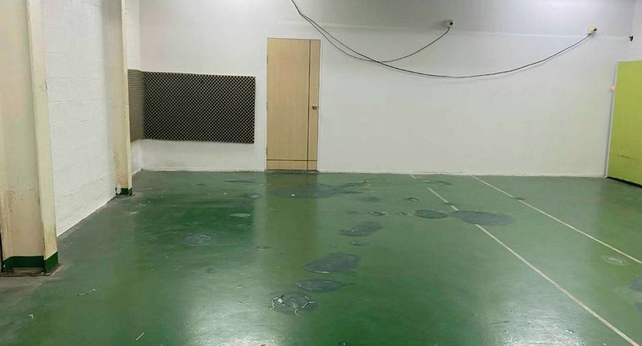Gewerbefläche zur Miete mit 5 Zimmer in Huai Khwang, Bangkok