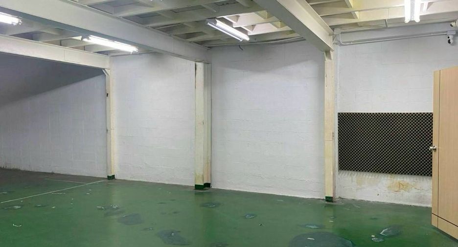 Gewerbefläche zur Miete mit 5 Zimmer in Huai Khwang, Bangkok