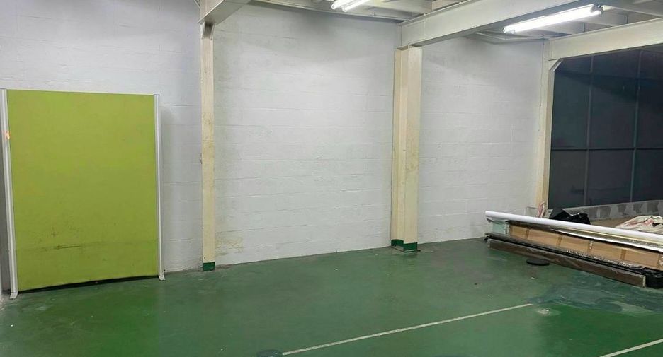 Gewerbefläche zur Miete mit 5 Zimmer in Huai Khwang, Bangkok