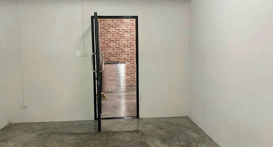 Gewerbefläche zur Miete mit 5 Zimmer in Huai Khwang, Bangkok