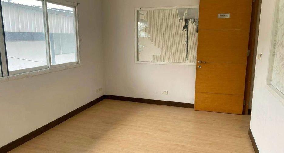 Gewerbefläche zur Miete mit 5 Zimmer in Huai Khwang, Bangkok