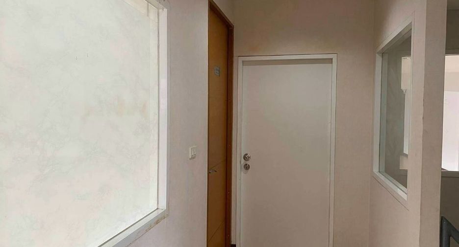 Gewerbefläche zur Miete mit 5 Zimmer in Huai Khwang, Bangkok