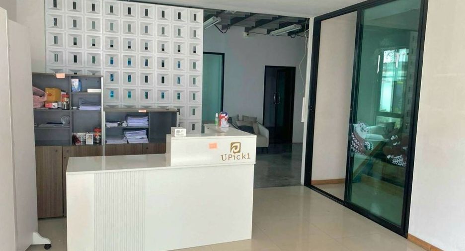 Gewerbefläche zur Miete mit 5 Zimmer in Huai Khwang, Bangkok