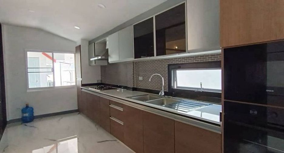 For rent and for sale 3 bedrooms house in Bang Lamung, Chonburi