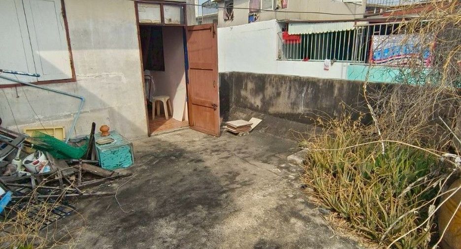 For sale 4 bedrooms retail Space in Bang Phlat, Bangkok