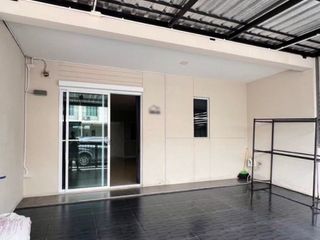 À vendre 3 chambres maison de ville à Mueang Chon Buri, Chonburi