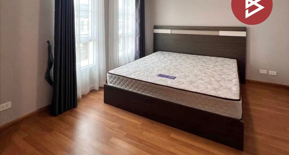 À vendre 3 chambres maison de ville à Mueang Chon Buri, Chonburi