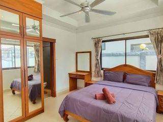 Casa en alquiler de 5 habitaciones en Bang Lamung, Chonburi