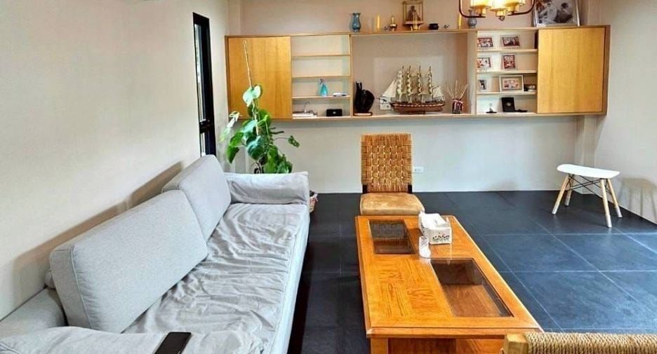 Haus zur Miete mit 6 Zimmer in Prawet, Bangkok
