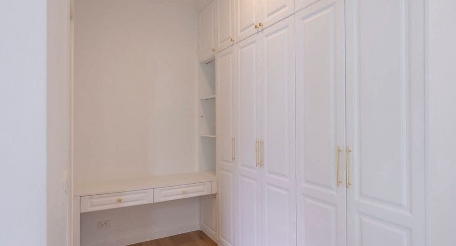 For rent 5 bedrooms house in Saphan Sung, Bangkok