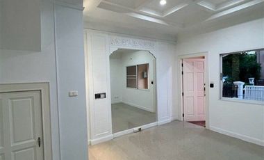 Casa adosada en venta de 3 habitaciones en Bang Bon, Bangkok