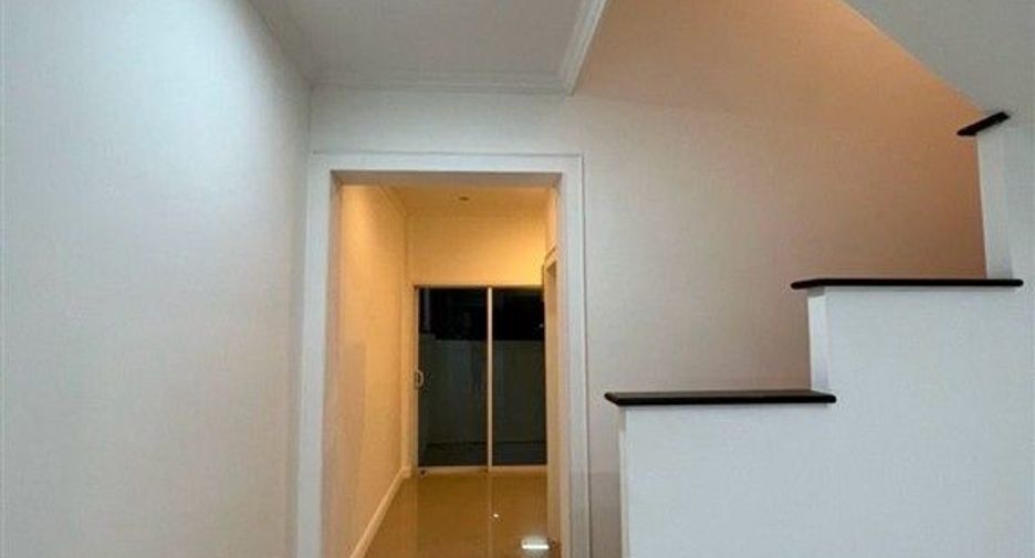 Casa adosada en venta de 3 habitaciones en Bang Bon, Bangkok