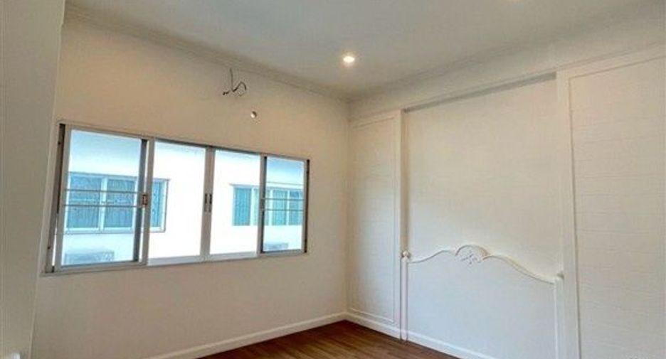 Casa adosada en venta de 3 habitaciones en Bang Bon, Bangkok