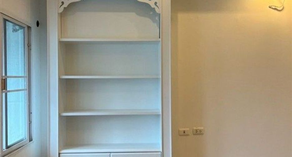 Casa adosada en venta de 3 habitaciones en Bang Bon, Bangkok