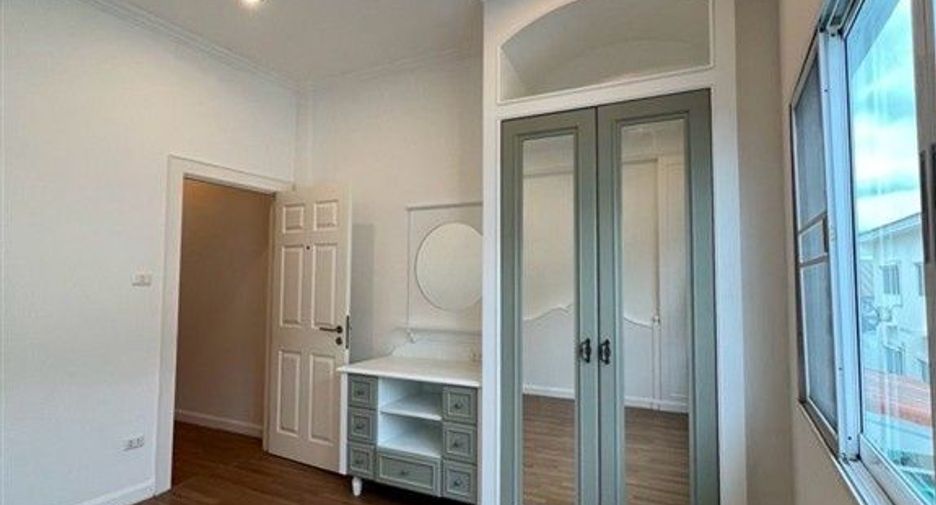 Casa adosada en venta de 3 habitaciones en Bang Bon, Bangkok