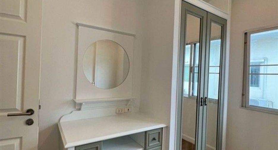 Casa adosada en venta de 3 habitaciones en Bang Bon, Bangkok