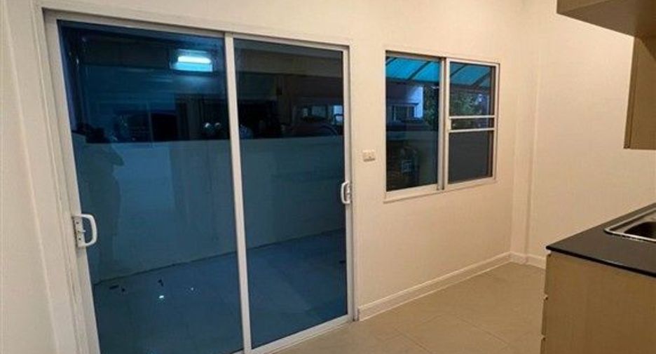 Casa adosada en venta de 3 habitaciones en Bang Bon, Bangkok