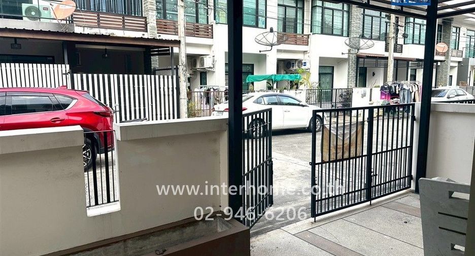 Casa adosada en venta de 3 habitaciones en Mueang Samut Prakan, Samut Prakan