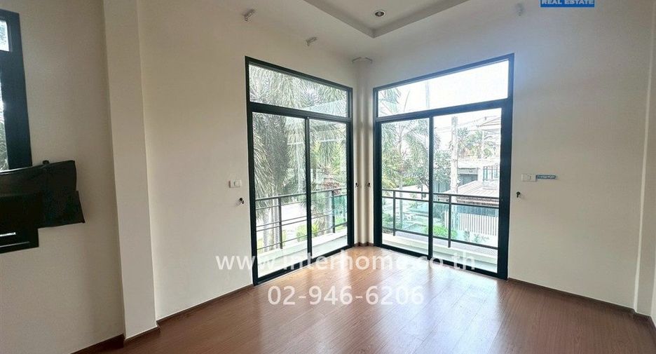 Casa adosada en venta de 3 habitaciones en Mueang Samut Prakan, Samut Prakan