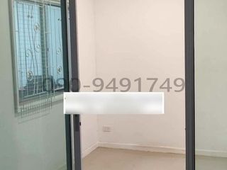 For sale 4 ベッドルーム townhouse in Saphan Sung, Bangkok
