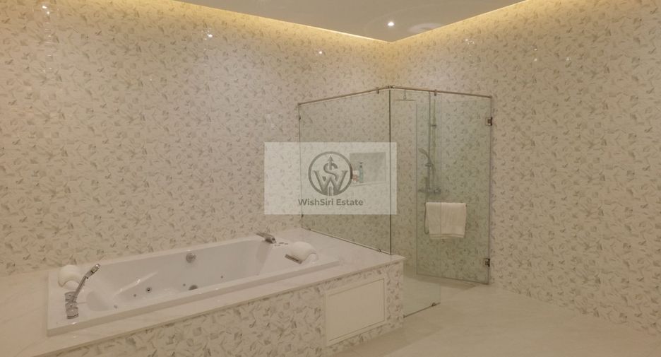 For sale 4 bedrooms villa in Mueang Pathum Thani, Pathum Thani