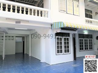 For rent 5 bedrooms townhouse in Din Daeng, Bangkok
