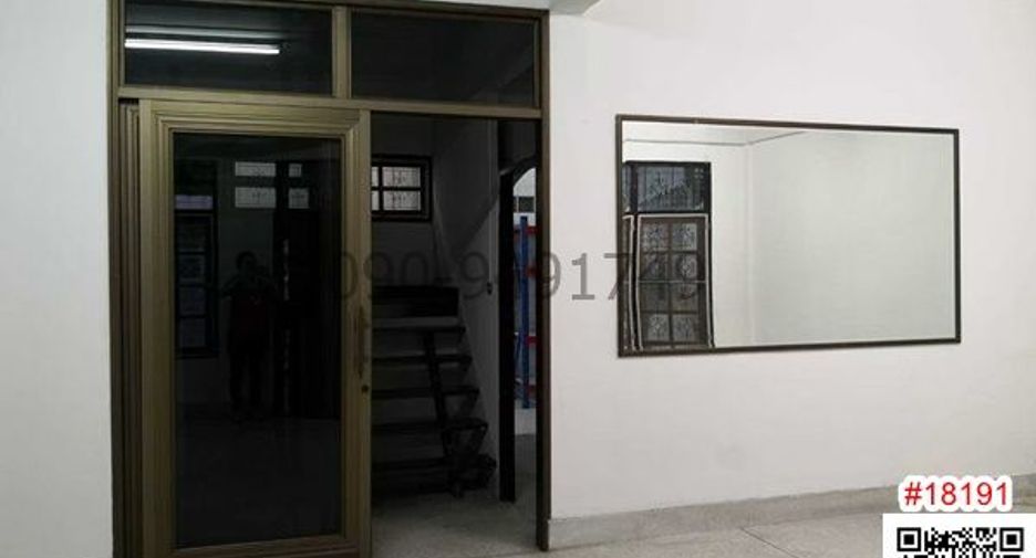 For rent 5 bedrooms townhouse in Din Daeng, Bangkok