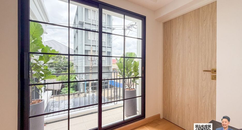 For sale 5 bedrooms house in Watthana, Bangkok