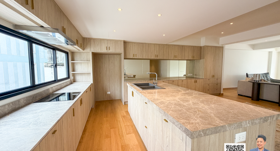 For sale 5 bedrooms house in Watthana, Bangkok