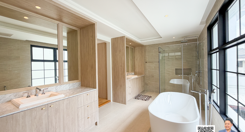 For sale 5 bedrooms house in Watthana, Bangkok