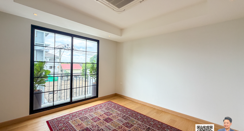 For sale 5 bedrooms house in Watthana, Bangkok