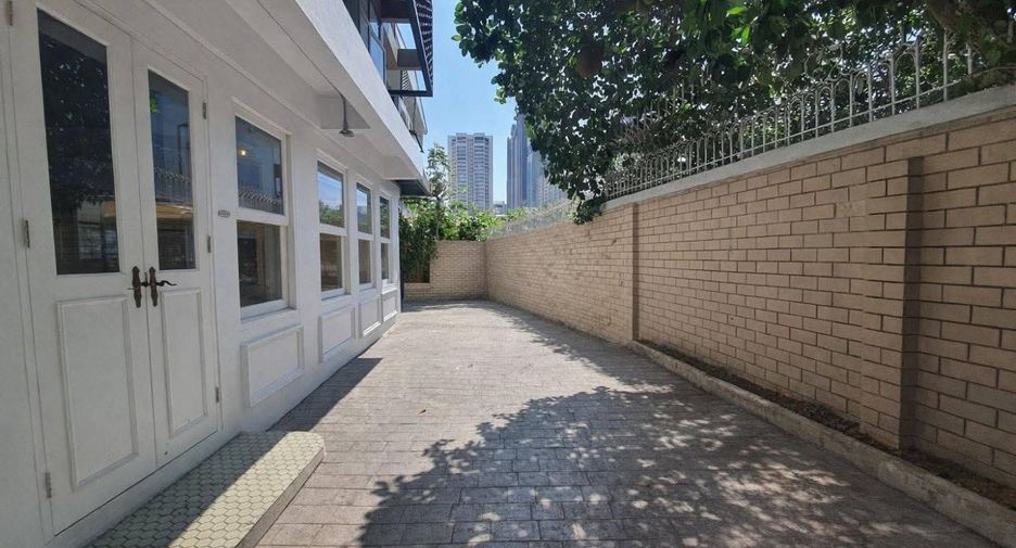 For rent and for sale 5 bedrooms retail Space in Watthana, Bangkok