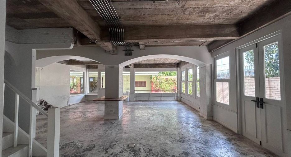 For rent and for sale 5 bedrooms retail Space in Watthana, Bangkok