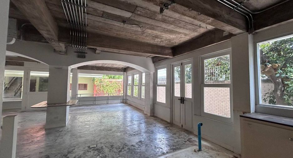 For rent and for sale 5 bedrooms retail Space in Watthana, Bangkok