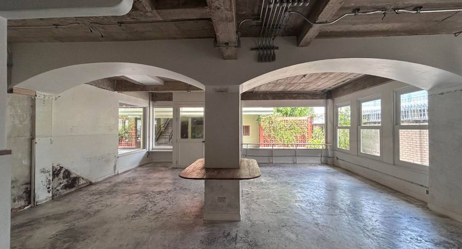 For rent and for sale 5 bedrooms retail Space in Watthana, Bangkok