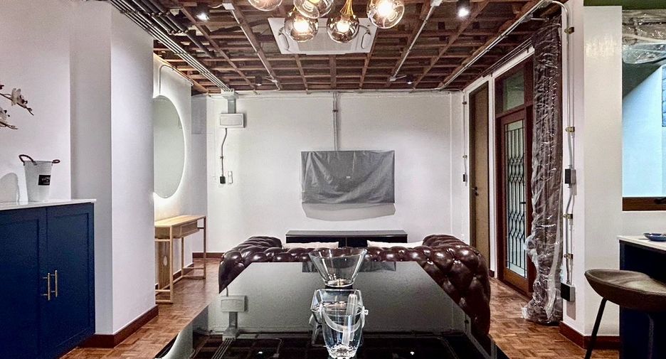 For rent and for sale 5 bedrooms retail Space in Watthana, Bangkok