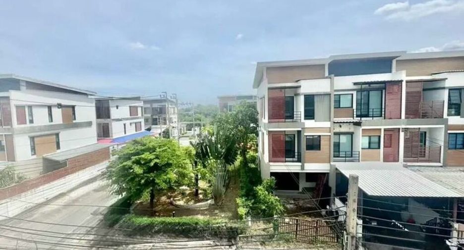 For sale 3 bedrooms townhouse in Bang Khae, Bangkok